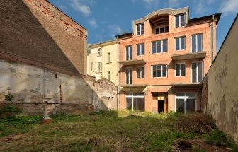 Dům u náměstí v Trutnově s až 8 byty, prodejnami a kancelářemi